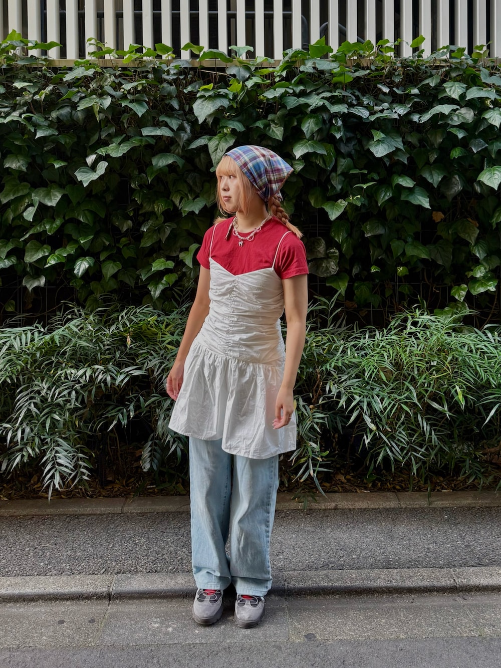 レッド系のTシャツ/カットソー、ブルー系のデニムパンツ、ブルー系のヘアバンドを着用したレディースの夏コーディネートの3枚目の写真