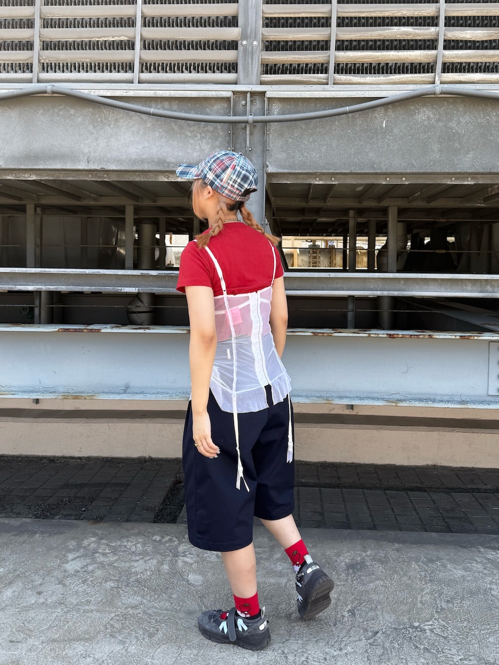 レッド系のTシャツ/カットソー、ブルー系のその他パンツ、グレー系のスニーカーを着用したレディースの夏コーディネートの3枚目の写真