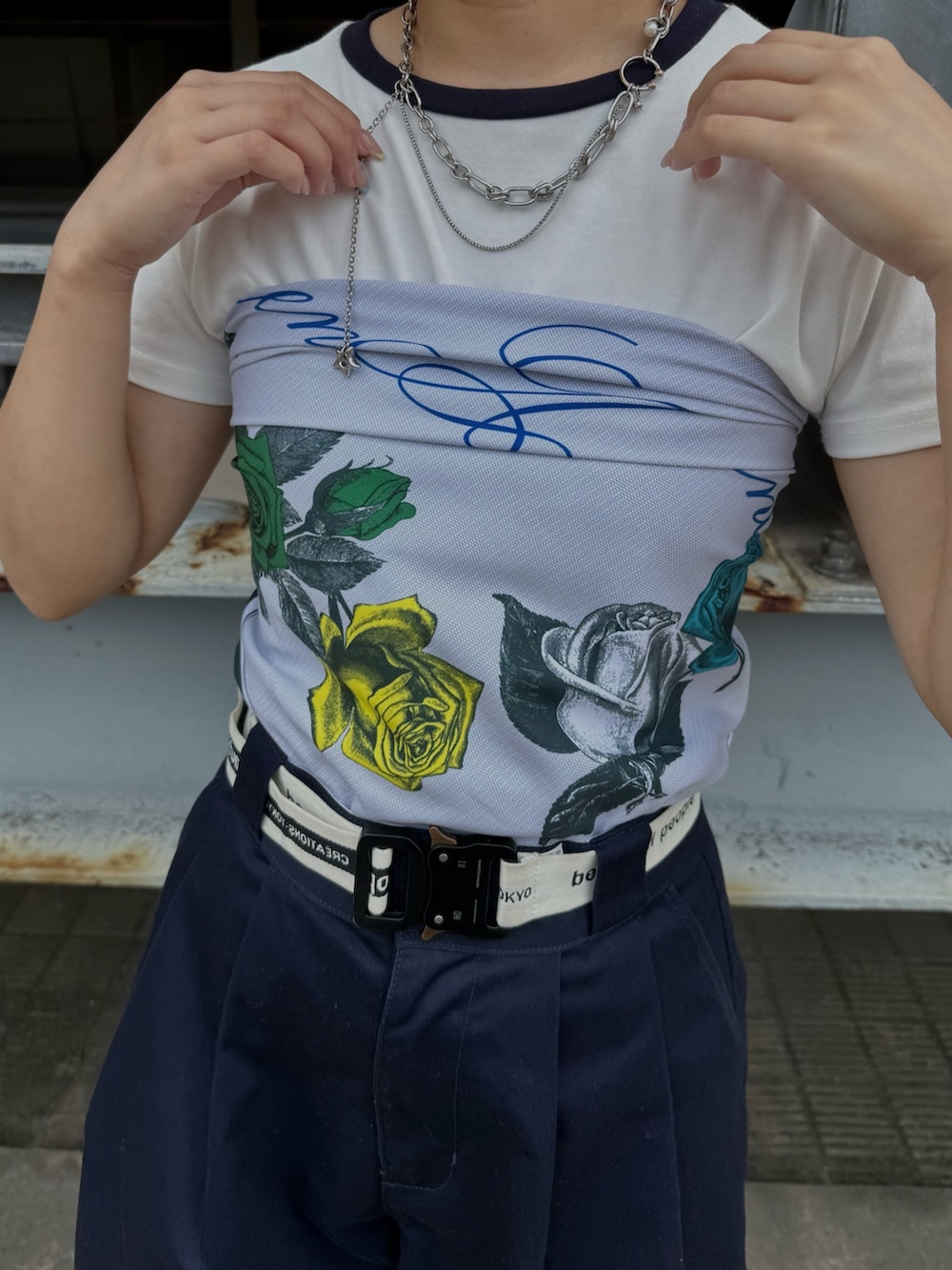 ブルー系のその他パンツ、グレー系のスニーカー、ブラック系のキャップを着用したレディースの夏コーディネートの4枚目の写真