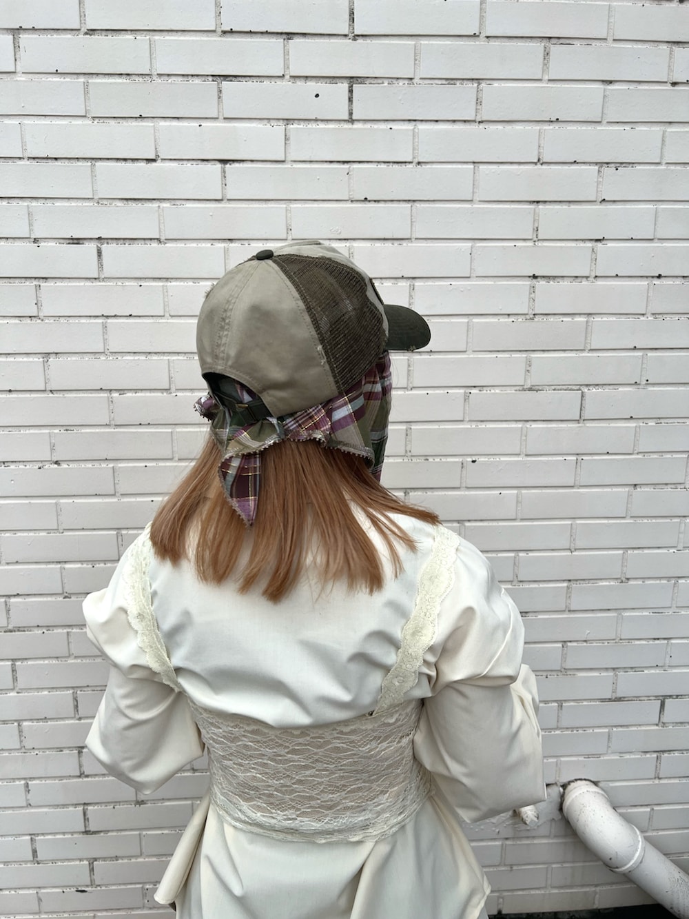 グリーン系のキャップ、グリーン系のヘアバンドを着用したレディースの春コーディネートの4枚目の写真