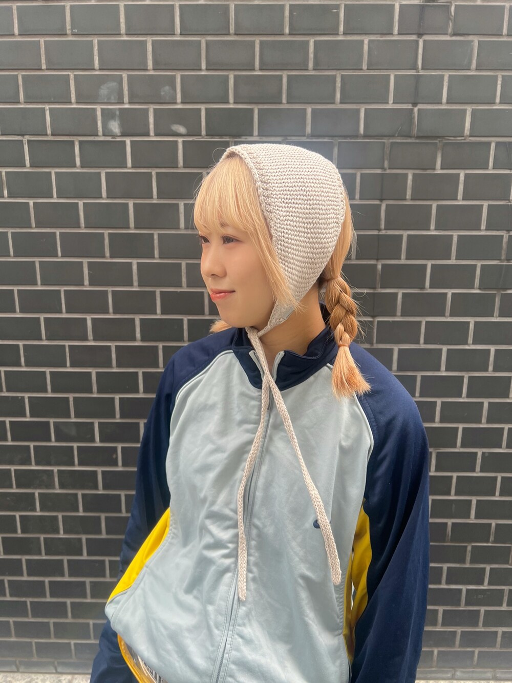 「休日スタイル、スニーカー、春夏コーデ、低身長コーデ、古着MIX、プチプラ、ウエストポーチ、ハーフパンツ、ハーフパンツコーデ、150cm台コーデ、おしゃれさんと繋がりたい、トラックジャケット、ジャージ」｜「OVERRIDEのOVERRIDE  KNIT TIED HAIR BAND SG / オーバーライド（ヘアバンド、ベージュ系）」を使った、ﾏﾘﾝさん（骨格ウェーブ・レディース・152cm）の春コーディネートの2枚目の写真