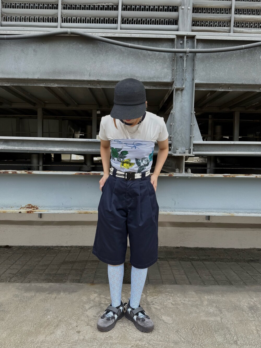 ブルー系のその他パンツ、グレー系のスニーカー、ブラック系のキャップを着用したレディースの夏コーディネートの2枚目の写真