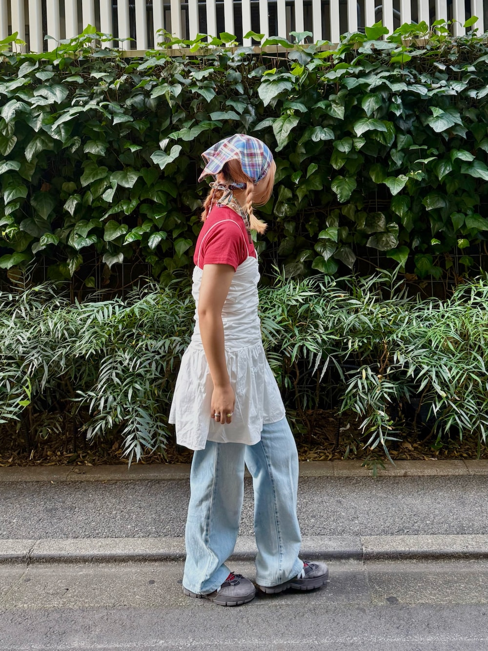 レッド系のTシャツ/カットソー、ブルー系のデニムパンツ、ブルー系のヘアバンドを着用したレディースの夏コーディネートの2枚目の写真