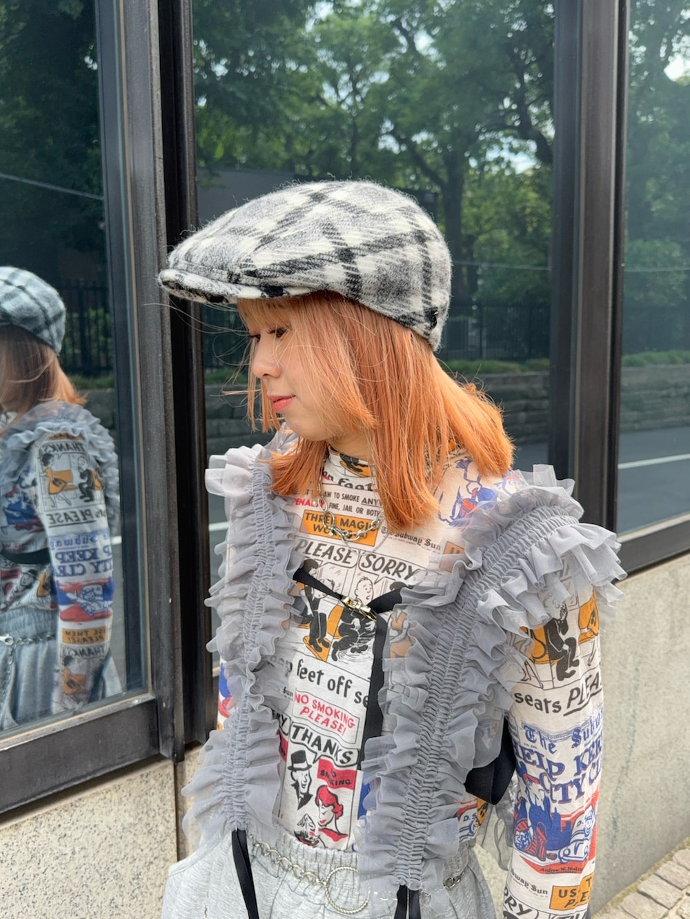 その他のTシャツ/カットソー、グレー系のスウェットパンツ、ブラック系のハンチング/ベレー帽を着用したレディースの秋コーディネートの3枚目の写真