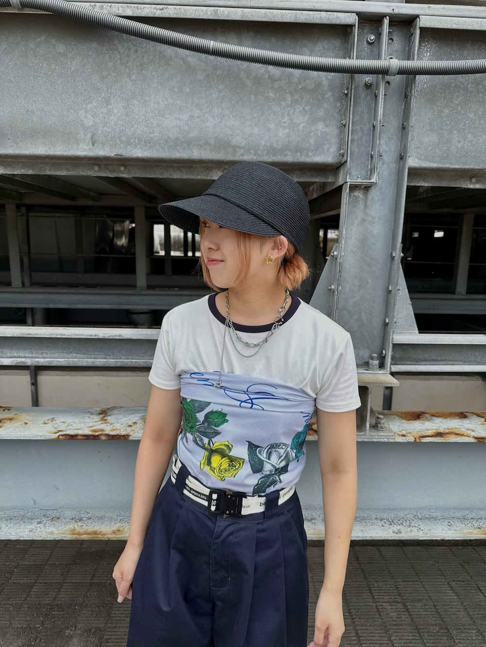 ブルー系のその他パンツ、グレー系のスニーカー、ブラック系のキャップを着用したレディースの夏コーディネートの3枚目の写真