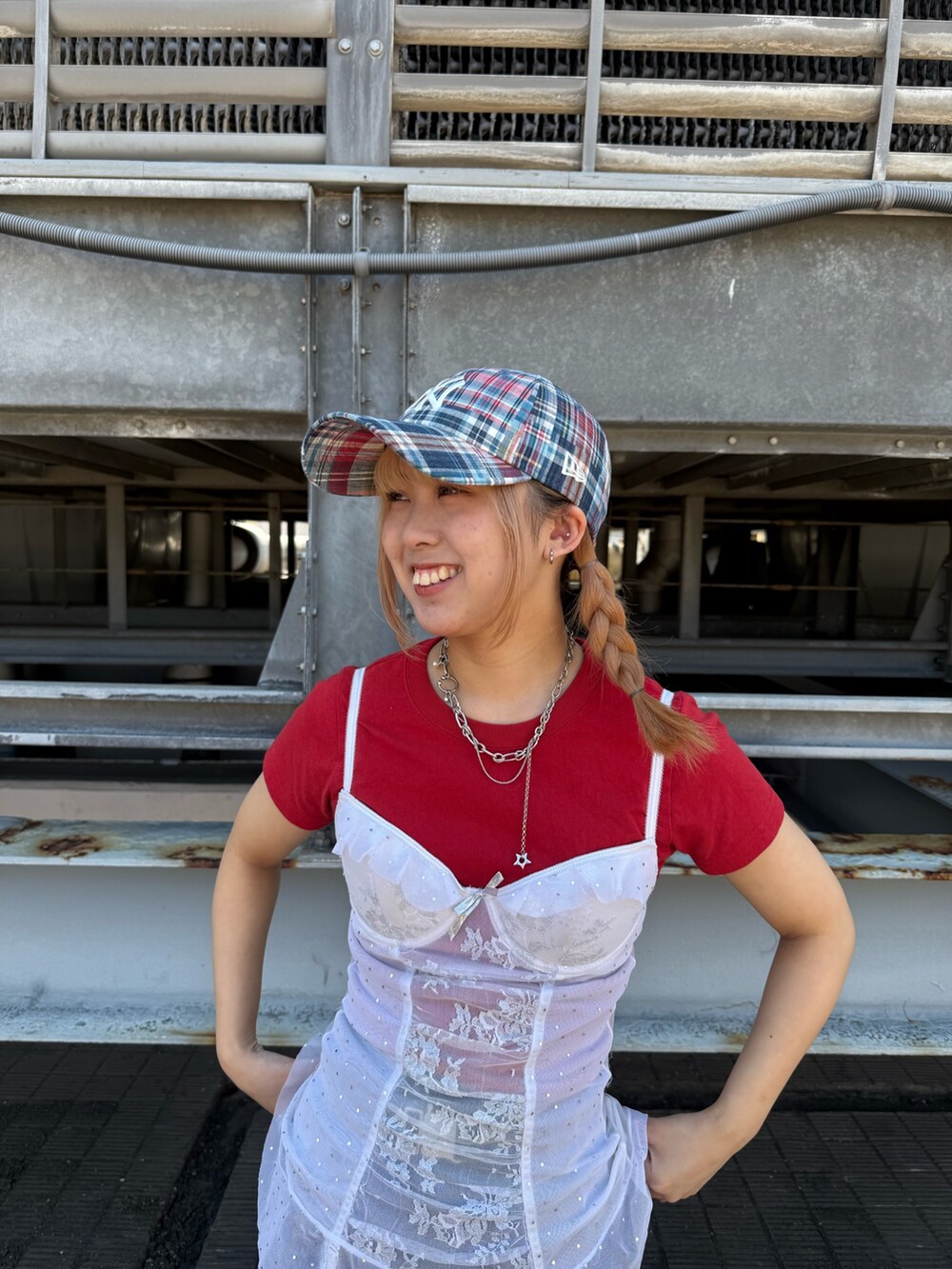 レッド系のTシャツ/カットソー、ブルー系のその他パンツ、グレー系のスニーカーを着用したレディースの夏コーディネートの4枚目の写真