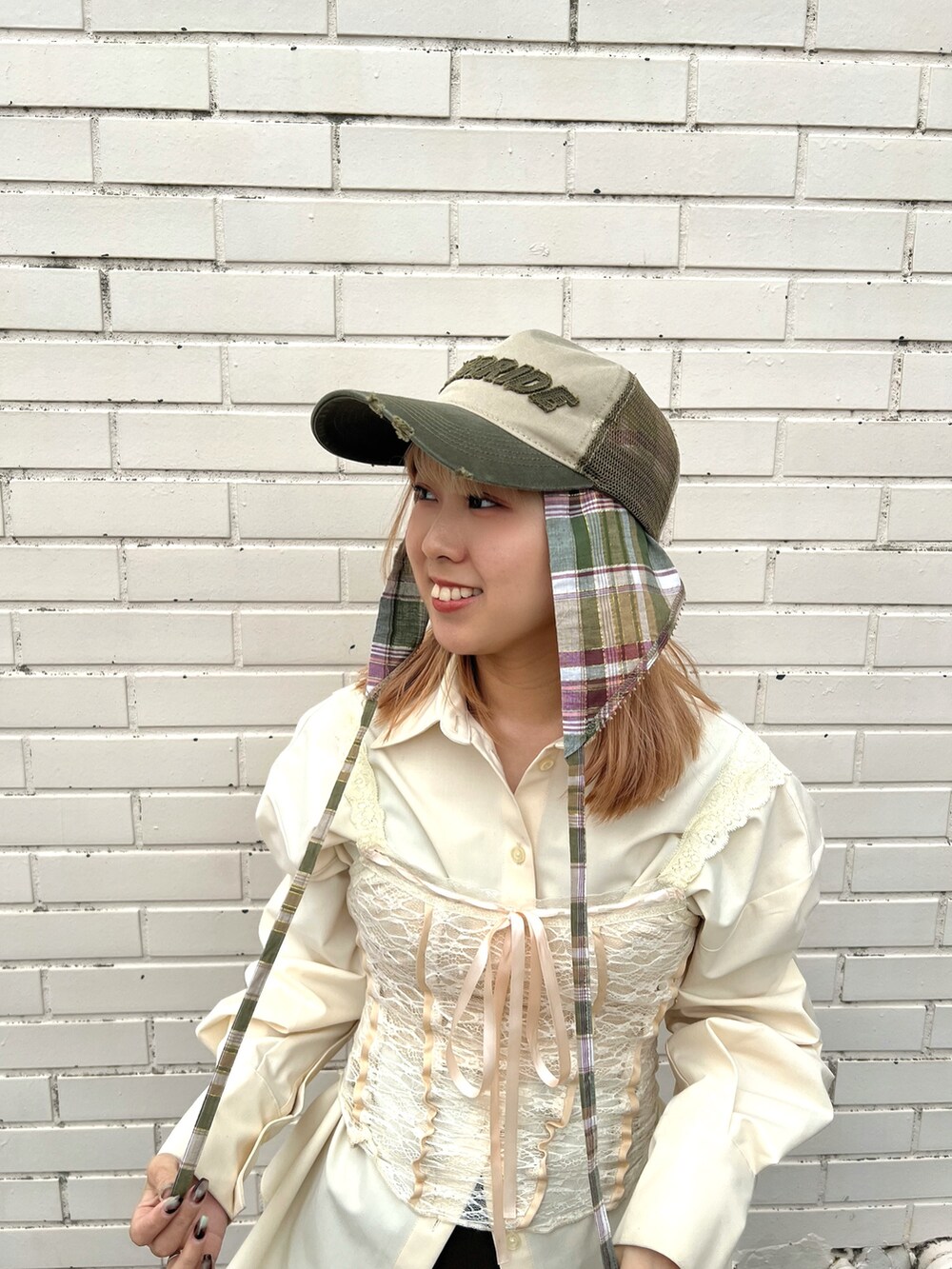 グリーン系のキャップ、グリーン系のヘアバンドを着用したレディースの春コーディネートの3枚目の写真