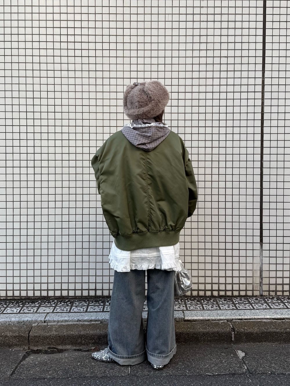 ブラウン系のシャツ/ブラウス、グリーン系のMA-1、シルバー系のハンドバッグを着用したレディースの秋コーディネートの3枚目の写真