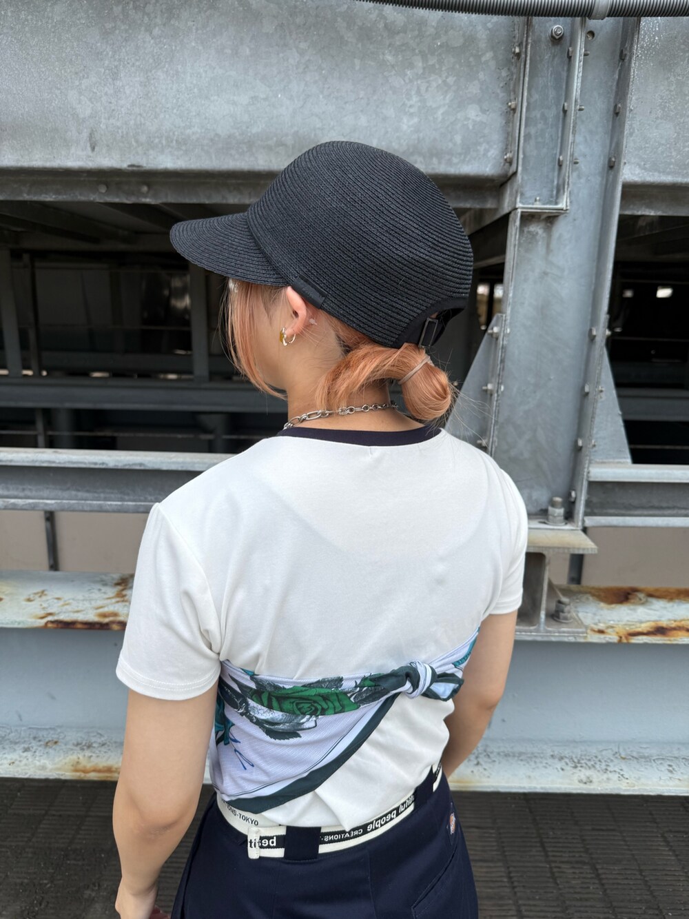 ブルー系のその他パンツ、グレー系のスニーカー、ブラック系のキャップを着用したレディースの夏コーディネートの5枚目の写真