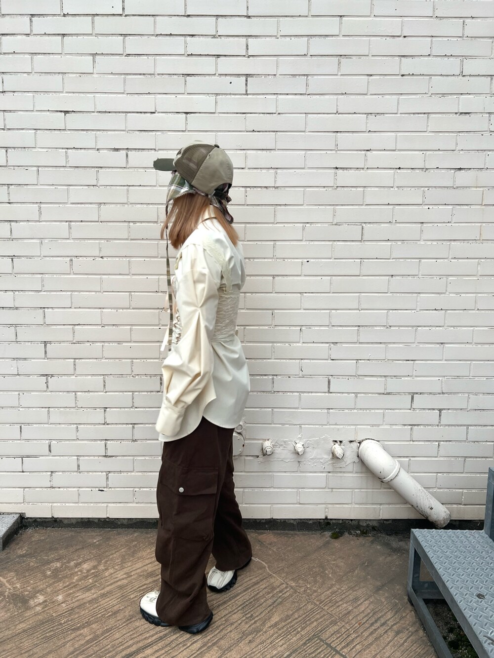 グリーン系のキャップ、グリーン系のヘアバンドを着用したレディースの春コーディネートの2枚目の写真