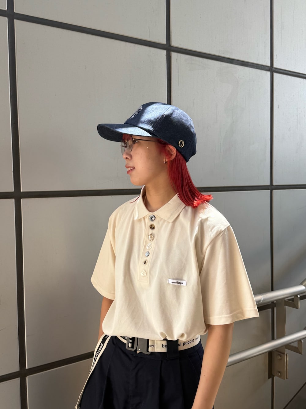 ブルー系のキャップを着用したレディースの夏コーディネートの3枚目の写真