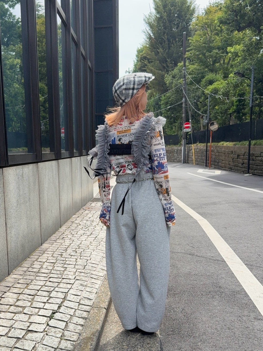 その他のTシャツ/カットソー、グレー系のスウェットパンツ、ブラック系のハンチング/ベレー帽を着用したレディースの秋コーディネートの2枚目の写真