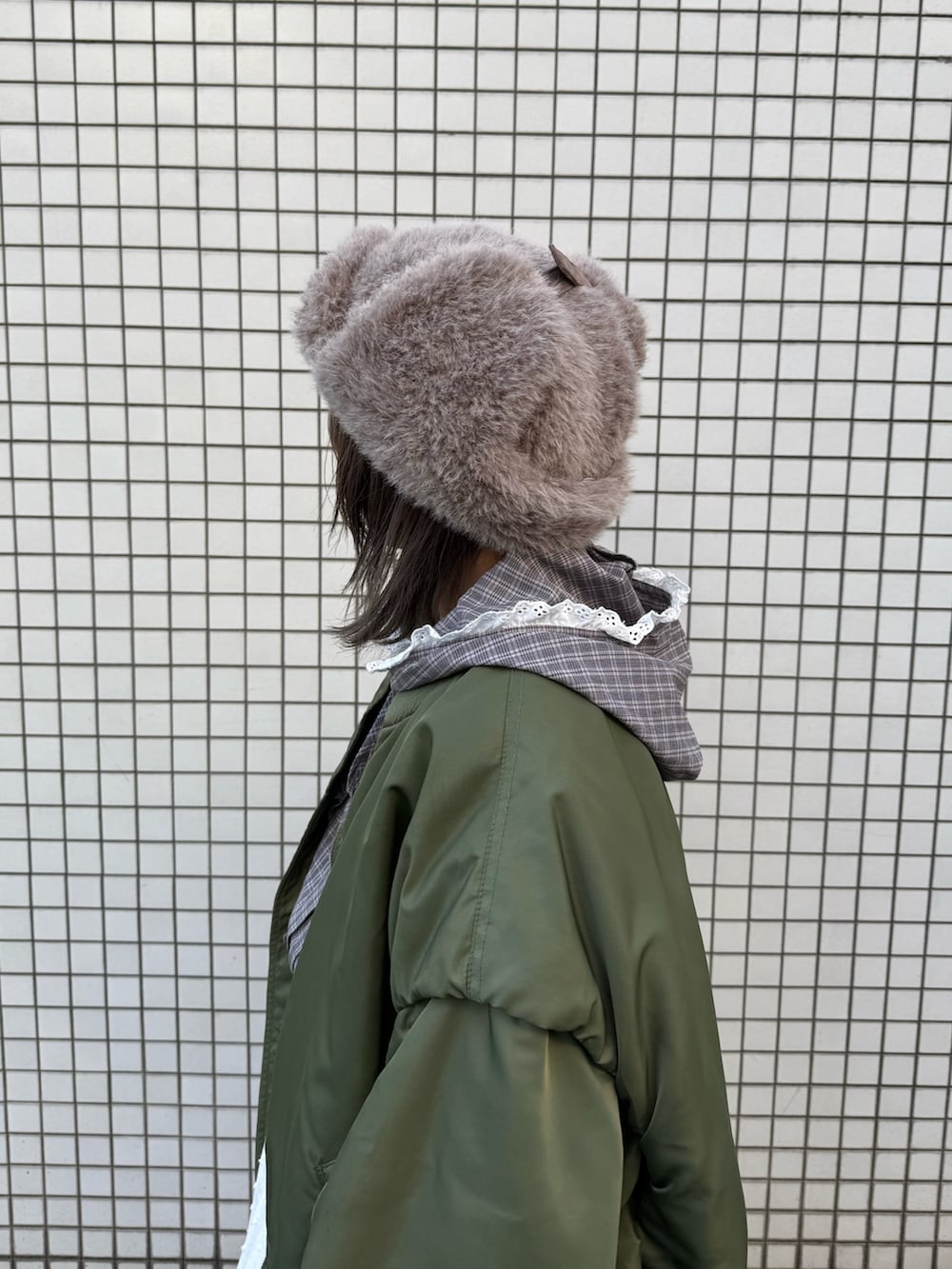 ブラウン系のシャツ/ブラウス、グリーン系のMA-1、シルバー系のハンドバッグを着用したレディースの秋コーディネートの5枚目の写真
