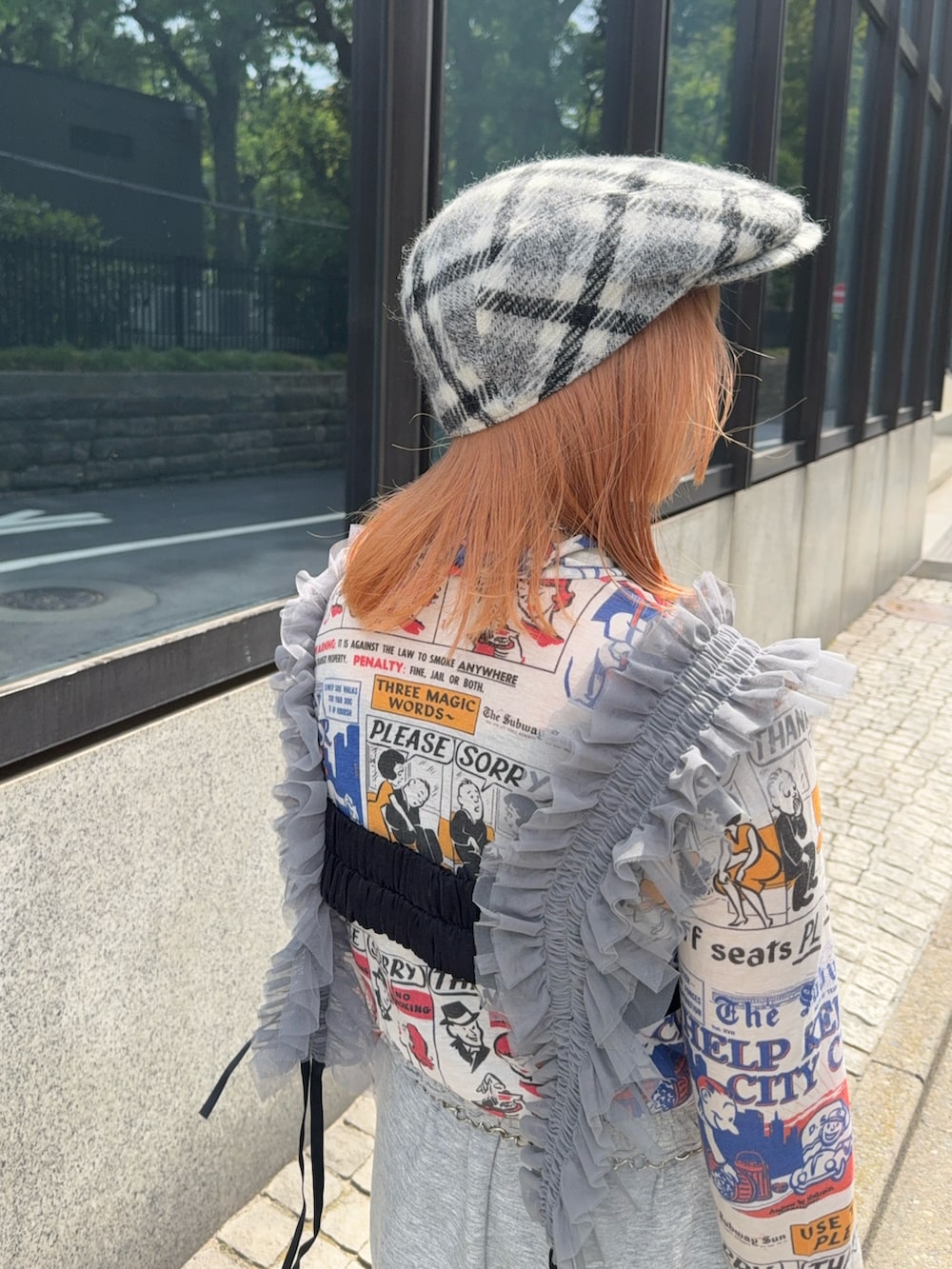 その他のTシャツ/カットソー、グレー系のスウェットパンツ、ブラック系のハンチング/ベレー帽を着用したレディースの秋コーディネートの4枚目の写真