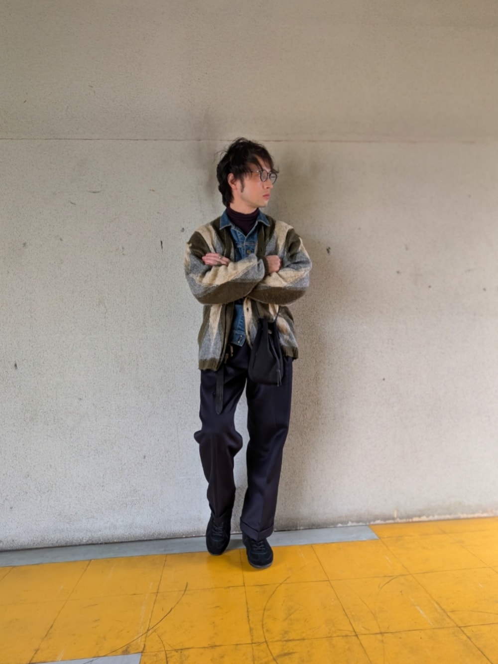 グリーン系のカーディガン/ボレロ、ブルー系のスラックス、ブラック系のスニーカーを着用したメンズの冬コーディネートの2枚目の写真