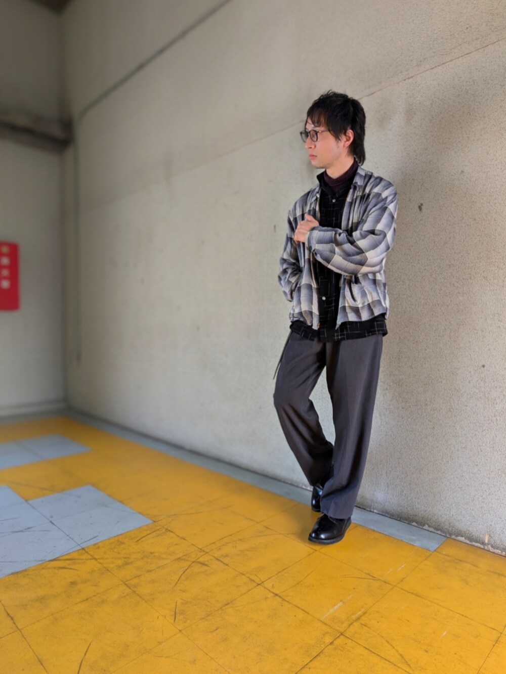 グレー系のブルゾン、グレー系のスラックス、ブラック系のドレスシューズを着用したメンズの冬コーディネートの2枚目の写真