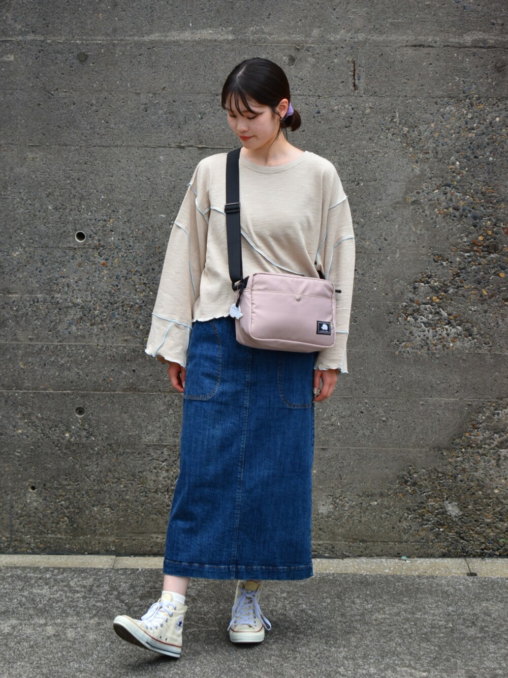 ピンク系のショルダーバッグ、ベージュ系のTシャツ/カットソーを着用したレディースの秋コーディネートの2枚目の写真