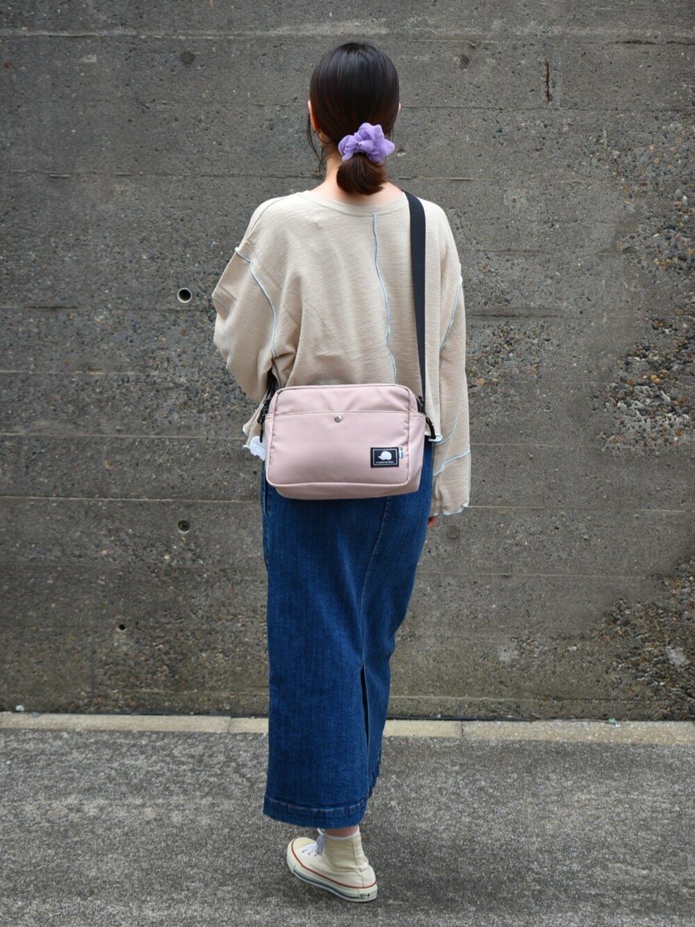 ピンク系のショルダーバッグ、ベージュ系のTシャツ/カットソーを着用したレディースの秋コーディネートの5枚目の写真