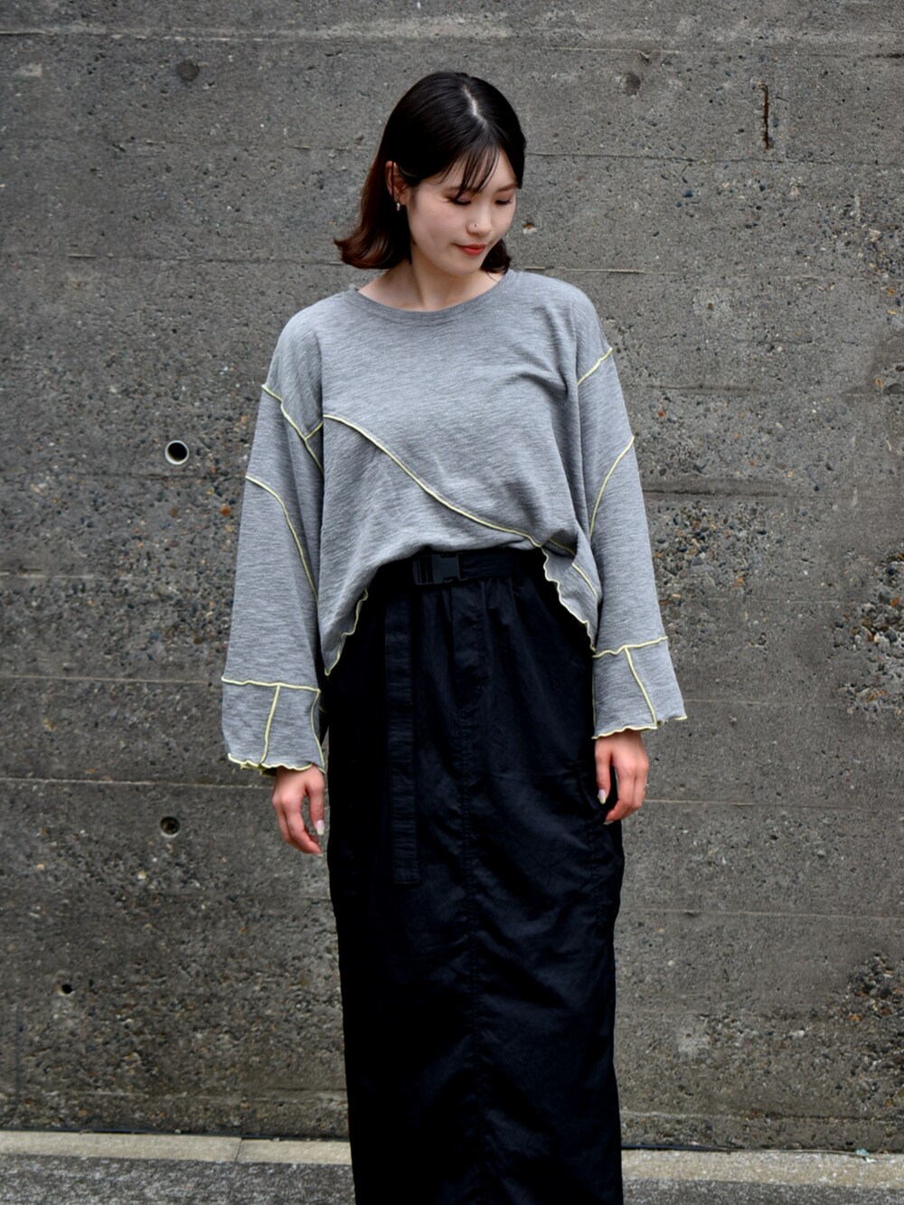 グレー系のTシャツ/カットソーを着用したレディースの秋コーディネートの2枚目の写真