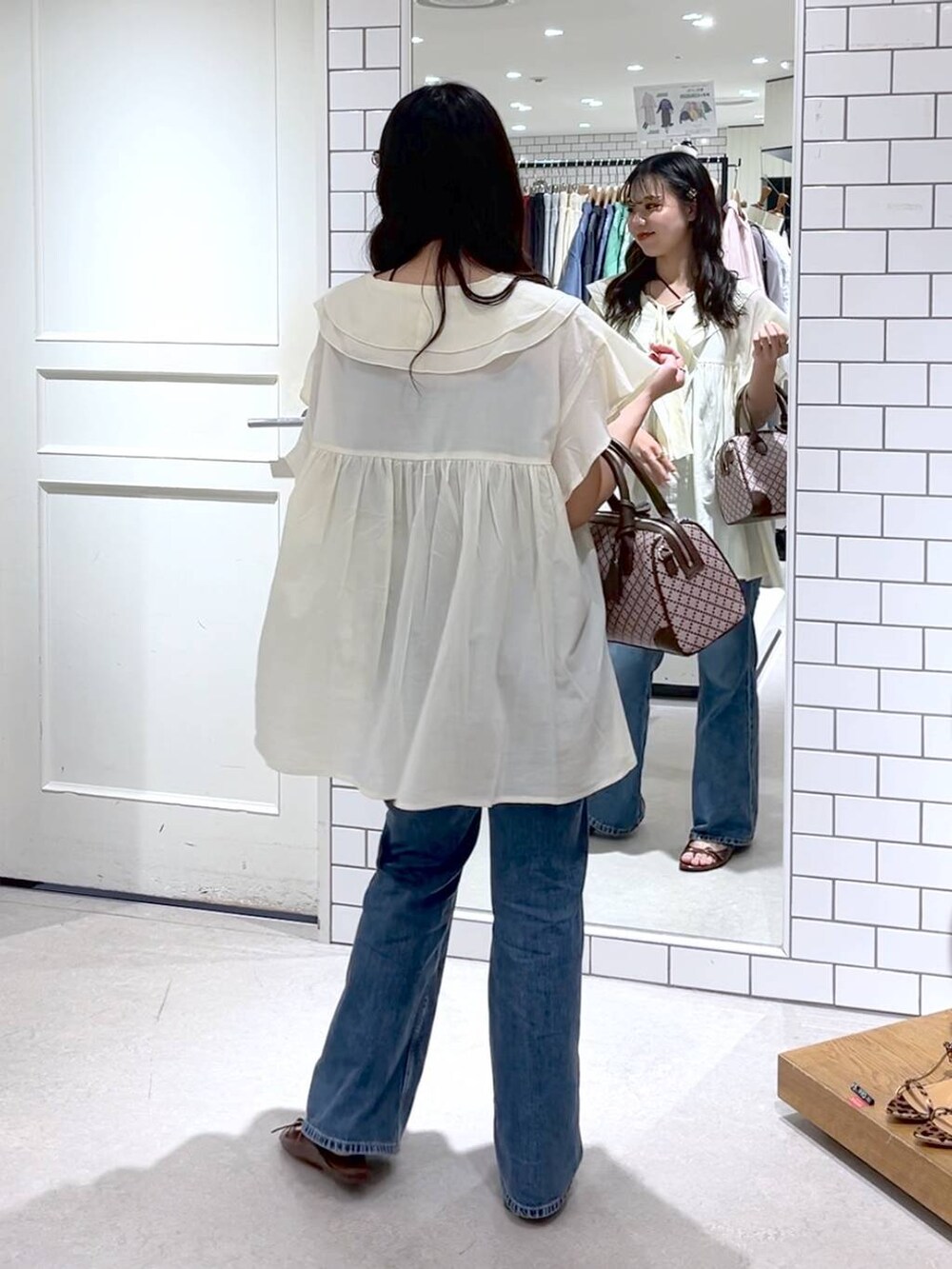 ブラック系のキャミソール、ホワイト系のシャツ/ブラウス、ブラウン系のサンダルを着用したレディースの夏コーディネートの4枚目の写真