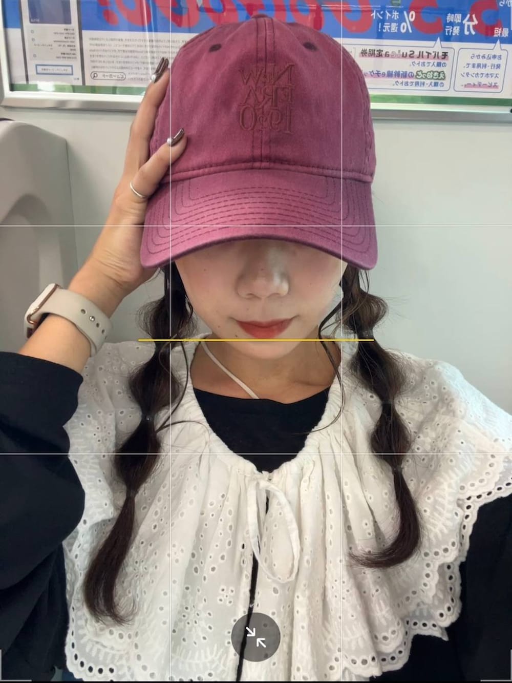 グレー系のスウェットパンツ、シルバー系のスニーカー、ブラック系のTシャツ/カットソーを着用したレディースの秋コーディネートの4枚目の写真