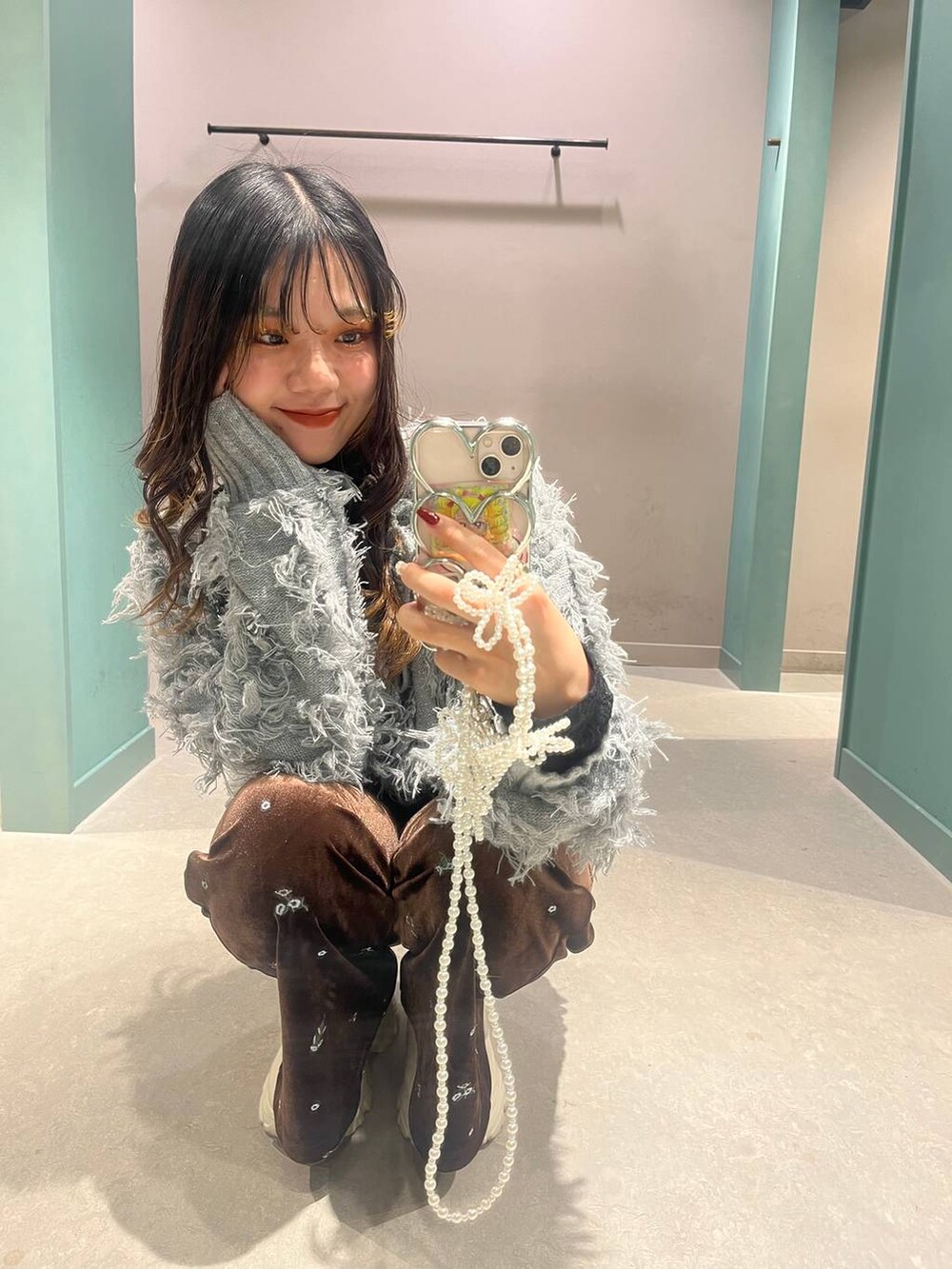「カジュアル、LOWRYS FARM、ローリーズスタイル_LOWRYS FARM、大人女子カジュアル_LOWRYS FARM、大人カジュアル、カーディガン、パンツ、インナー、ブーツ、クリスマス、クリスマスに着たい服、着痩せ・細見え、着痩せ、差し色コーデ、フェミニン」｜「Me%の【ストラップシート付き】オハナビーズモバイルショルダーストラップ 109516（スマホグッズ、ベージュ系）」を使った、kanaさん（レディース・161cm）の冬コーディネートの5枚目の写真