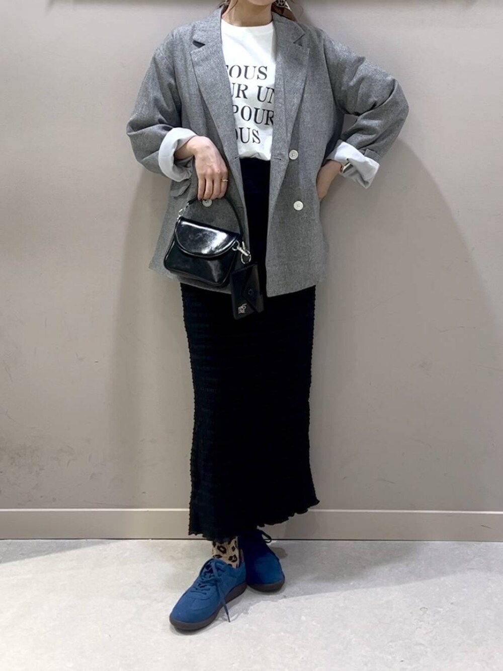 ホワイト系のTシャツ/カットソー、グレー系のテーラードジャケット、ブラック系のショルダーバッグを着用したレディースの冬コーディネートの7枚目の写真