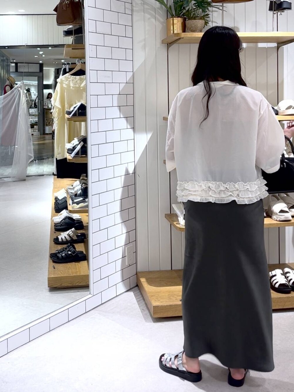 ベージュ系のTシャツ/カットソー、グレー系のスカート、シルバー系のサンダルを着用したレディースの夏コーディネートの4枚目の写真