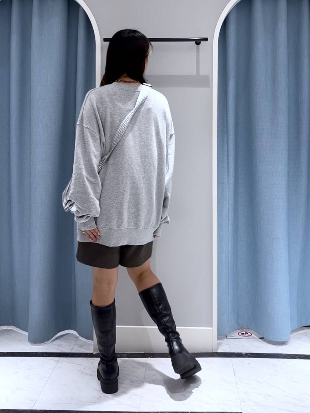 ブラック系のブーツ、グレー系のその他パンツ、グレー系のスウェットを着用したレディースの秋コーディネートの2枚目の写真