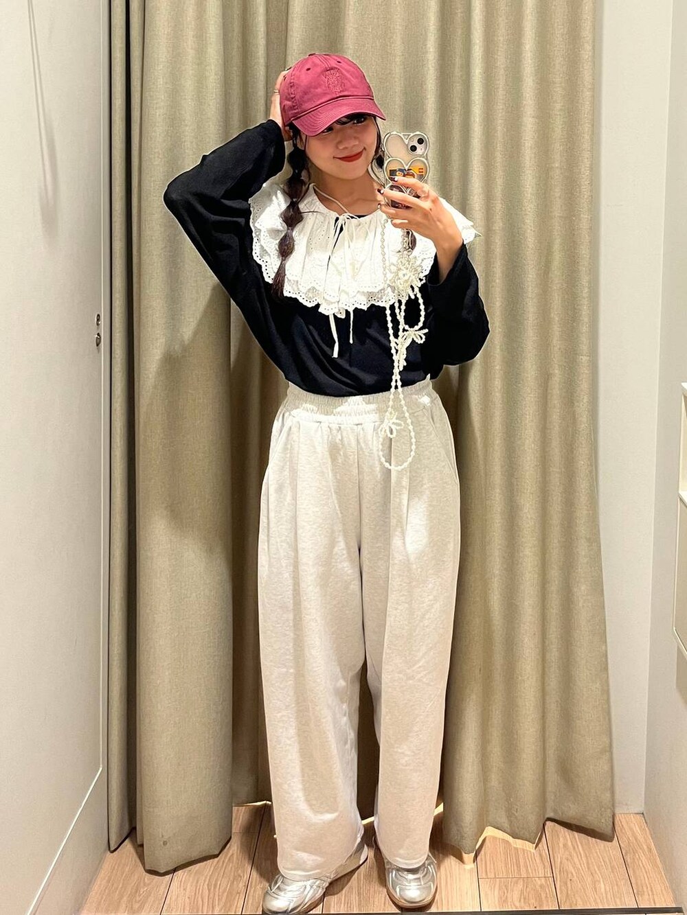 グレー系のスウェットパンツ、シルバー系のスニーカー、ブラック系のTシャツ/カットソーを着用したレディースの秋コーディネートの2枚目の写真