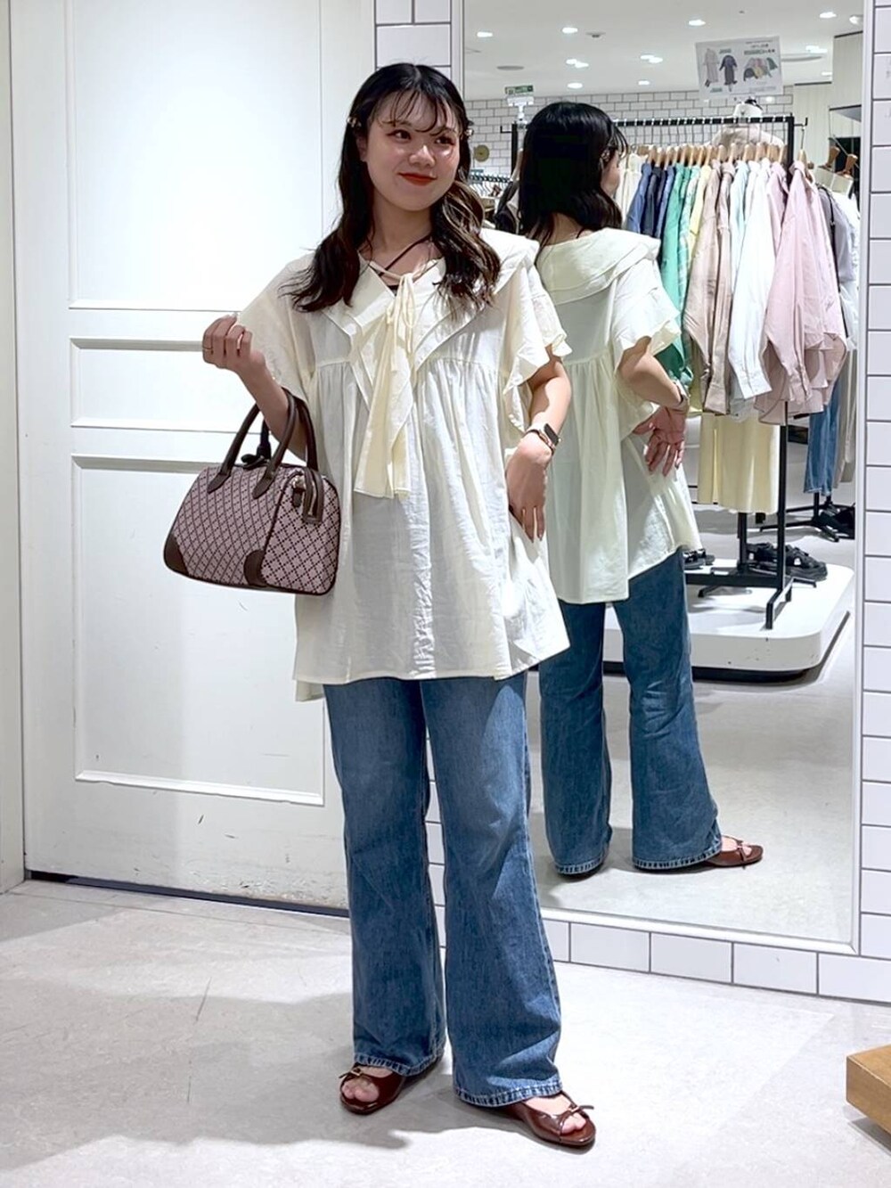 ブラック系のキャミソール、ホワイト系のシャツ/ブラウス、ブラウン系のサンダルを着用したレディースの夏コーディネートの7枚目の写真