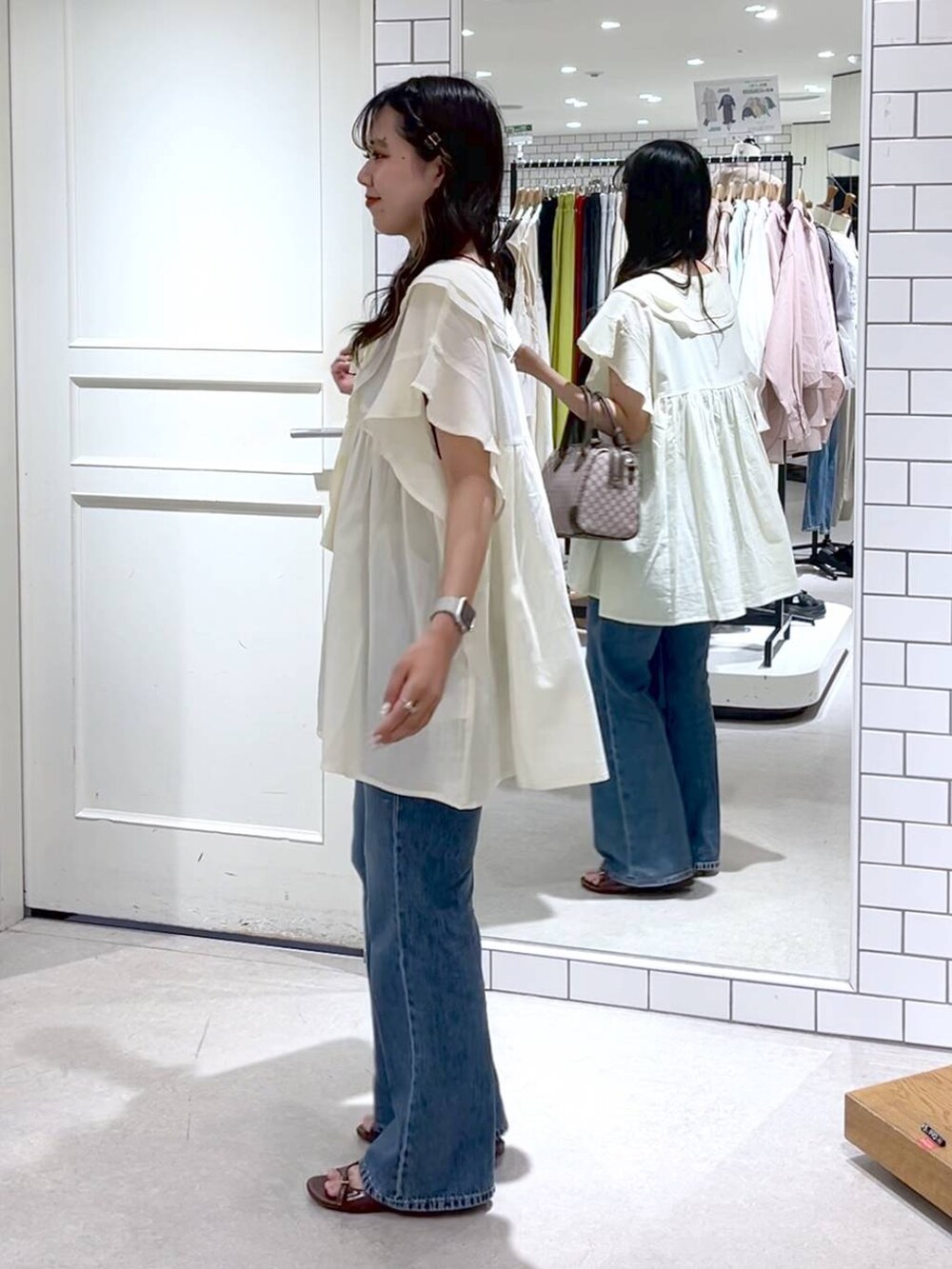 ブラック系のキャミソール、ホワイト系のシャツ/ブラウス、ブラウン系のサンダルを着用したレディースの夏コーディネートの5枚目の写真