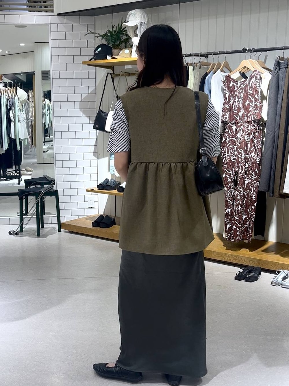 その他のTシャツ/カットソー、ブラウン系のベスト、ブラック系のトートバッグを着用したレディースの春コーディネートの2枚目の写真