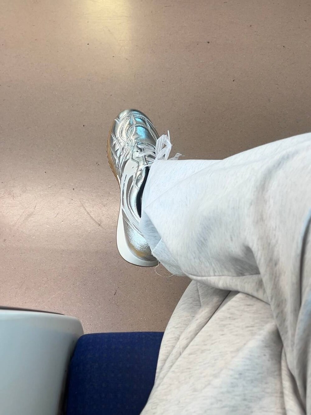 グレー系のスウェットパンツ、シルバー系のスニーカー、ブラック系のTシャツ/カットソーを着用したレディースの秋コーディネートの3枚目の写真