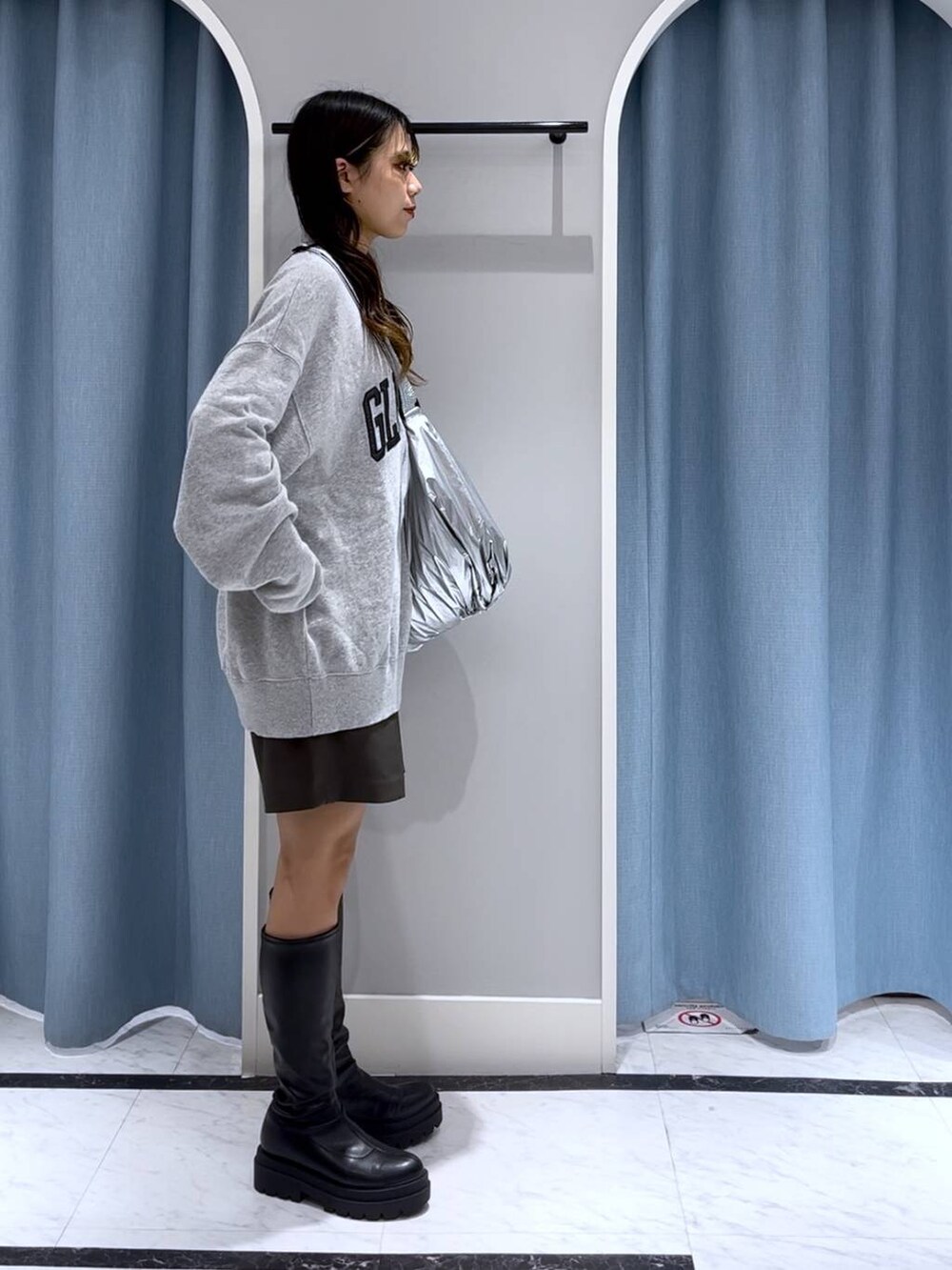 ブラック系のブーツ、グレー系のその他パンツ、グレー系のスウェットを着用したレディースの秋コーディネートの4枚目の写真