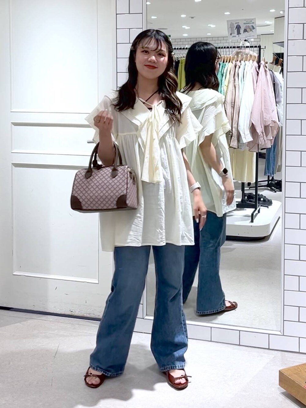 ブラック系のキャミソール、ホワイト系のシャツ/ブラウス、ブラウン系のサンダルを着用したレディースの夏コーディネートの6枚目の写真