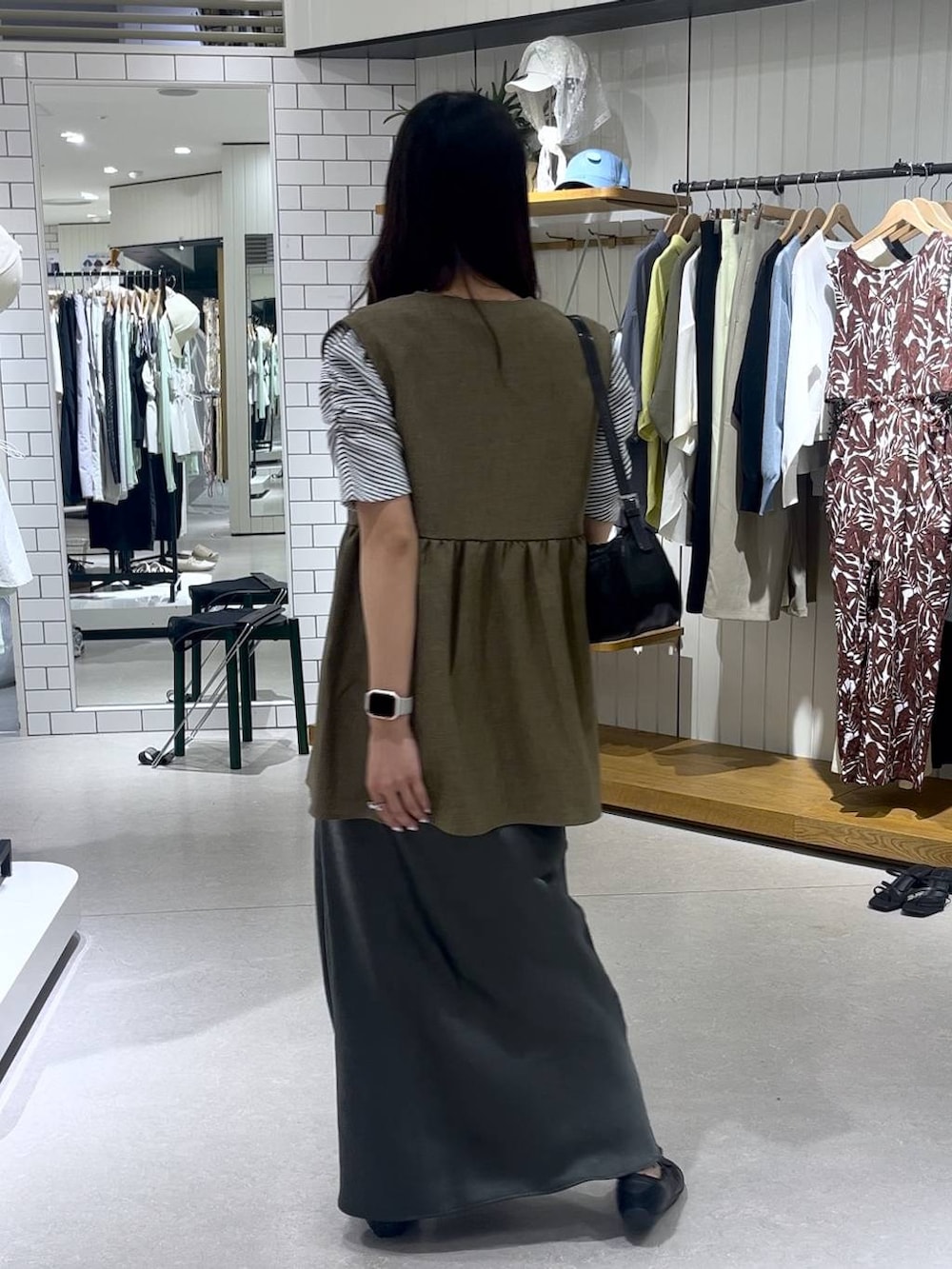 その他のTシャツ/カットソー、ブラウン系のベスト、ブラック系のトートバッグを着用したレディースの春コーディネートの3枚目の写真