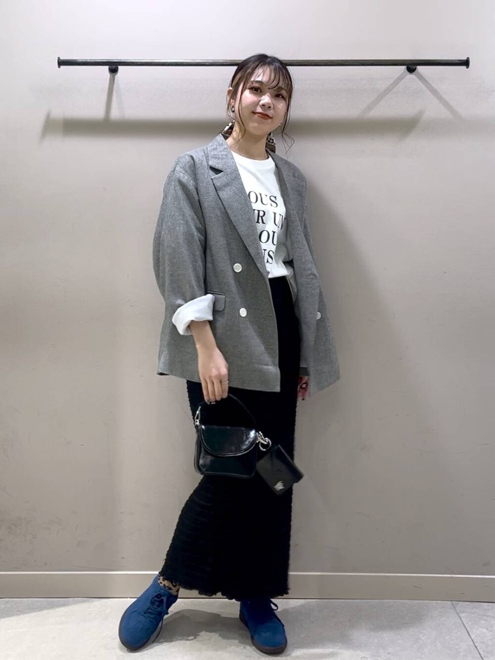 ホワイト系のTシャツ/カットソー、グレー系のテーラードジャケット、ブラック系のショルダーバッグを着用したレディースの冬コーディネートの5枚目の写真