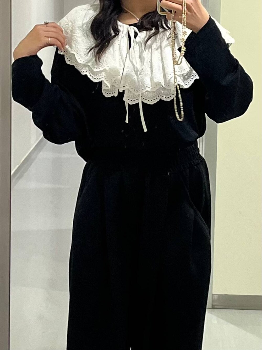 ブラック系のスウェットパンツ、シルバー系のスニーカー、ブラック系のTシャツ/カットソーを着用したレディースの秋コーディネートの2枚目の写真