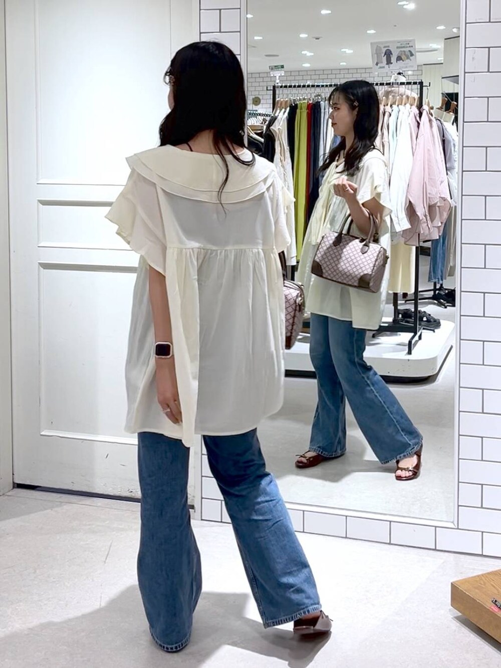 ブラック系のキャミソール、ホワイト系のシャツ/ブラウス、ブラウン系のサンダルを着用したレディースの夏コーディネートの3枚目の写真