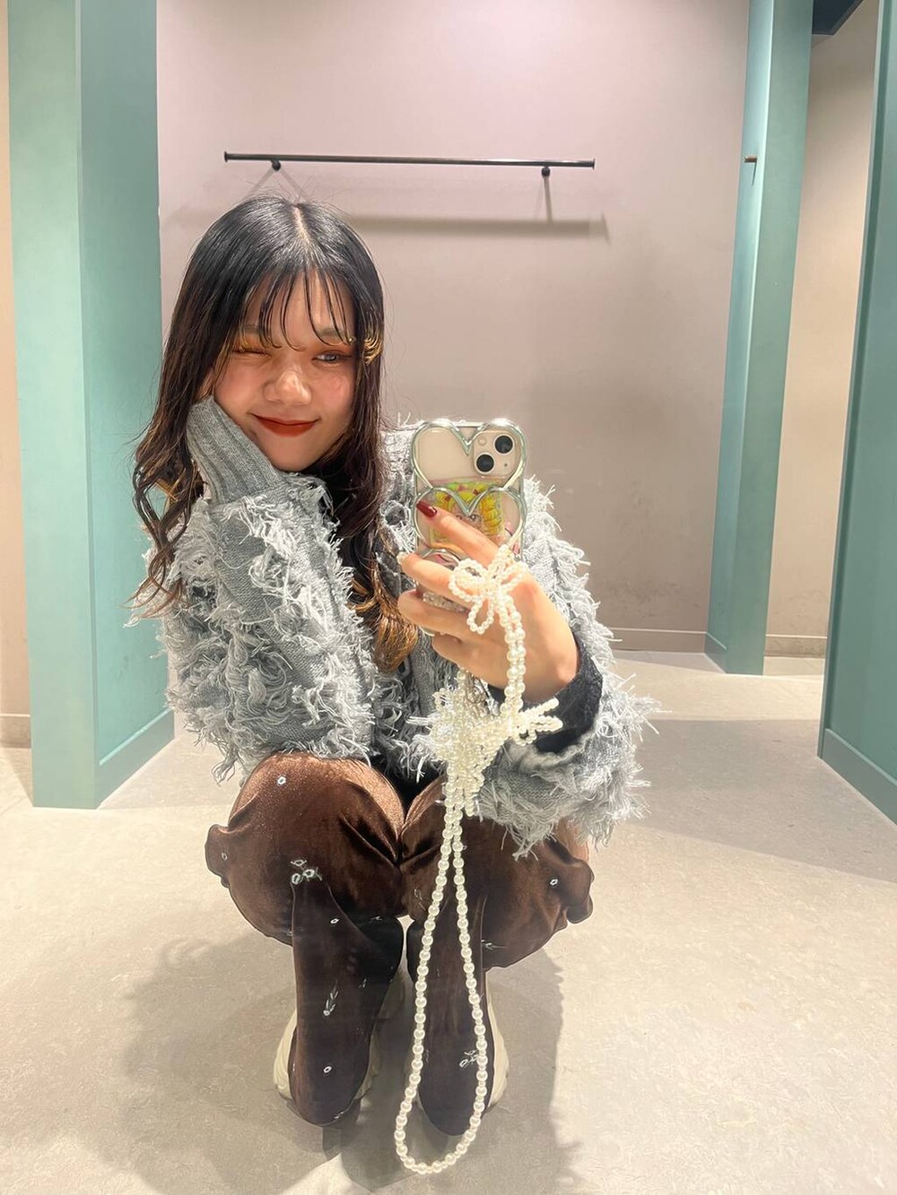 「カジュアル、LOWRYS FARM、ローリーズスタイル_LOWRYS FARM、大人女子カジュアル_LOWRYS FARM、大人カジュアル、カーディガン、パンツ、インナー、ブーツ、クリスマス、クリスマスに着たい服、着痩せ・細見え、着痩せ、差し色コーデ、フェミニン」｜「Me%の【ストラップシート付き】オハナビーズモバイルショルダーストラップ 109516（スマホグッズ、ベージュ系）」を使った、kanaさん（レディース・161cm）の冬コーディネートの4枚目の写真