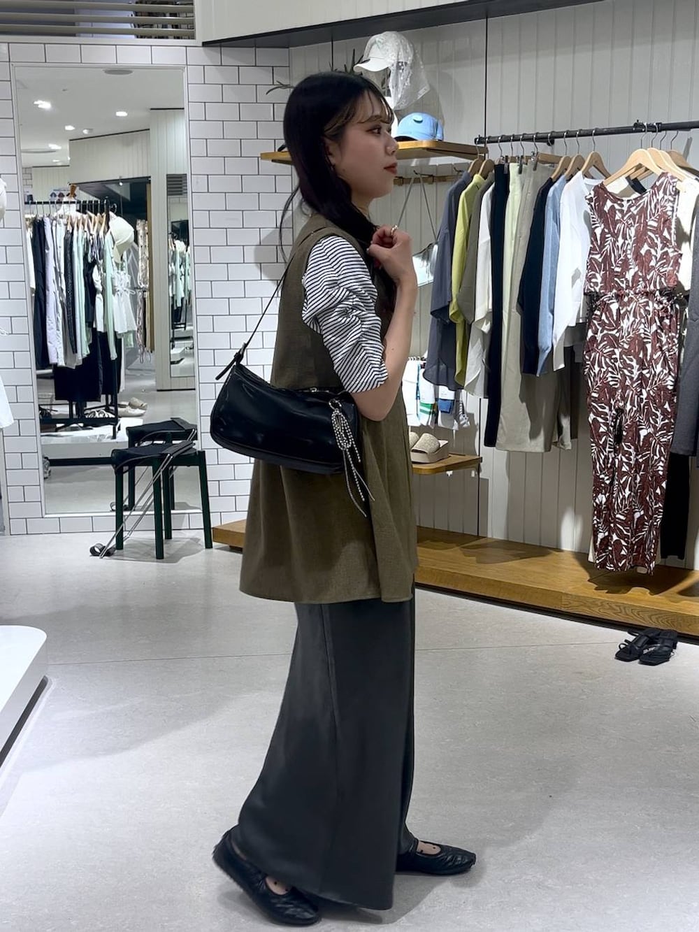 その他のTシャツ/カットソー、ブラウン系のベスト、ブラック系のトートバッグを着用したレディースの春コーディネートの4枚目の写真