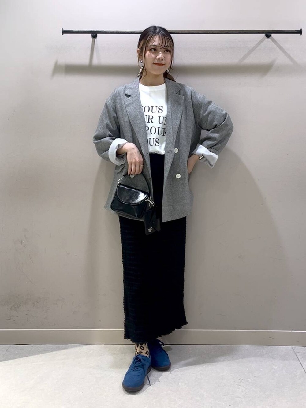 ホワイト系のTシャツ/カットソー、グレー系のテーラードジャケット、ブラック系のショルダーバッグを着用したレディースの冬コーディネートの6枚目の写真
