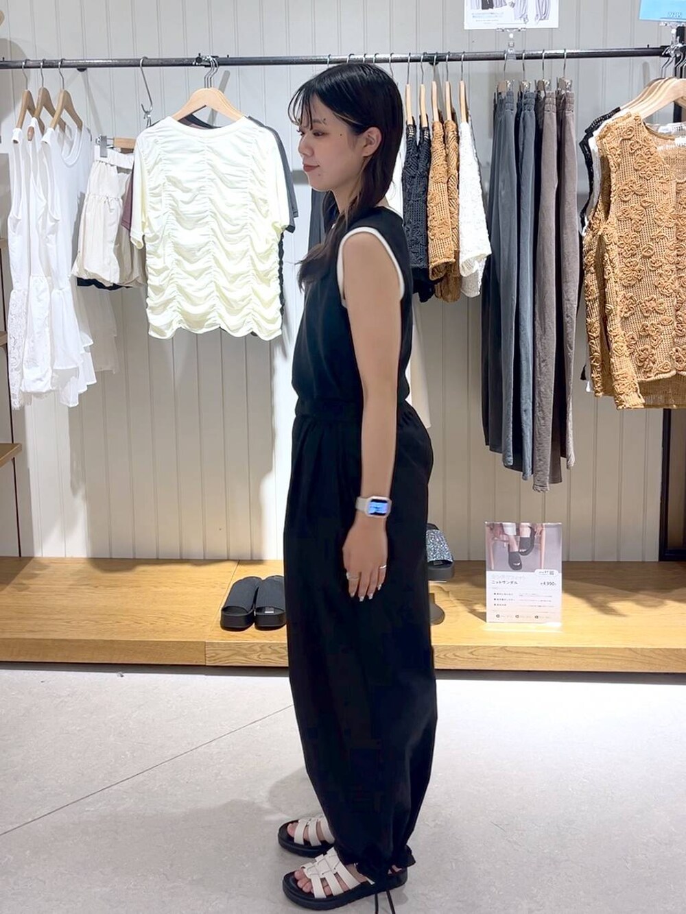 ホワイト系のサンダル、その他のショルダーバッグ、ブラック系のその他パンツを着用したレディースの夏コーディネートの2枚目の写真