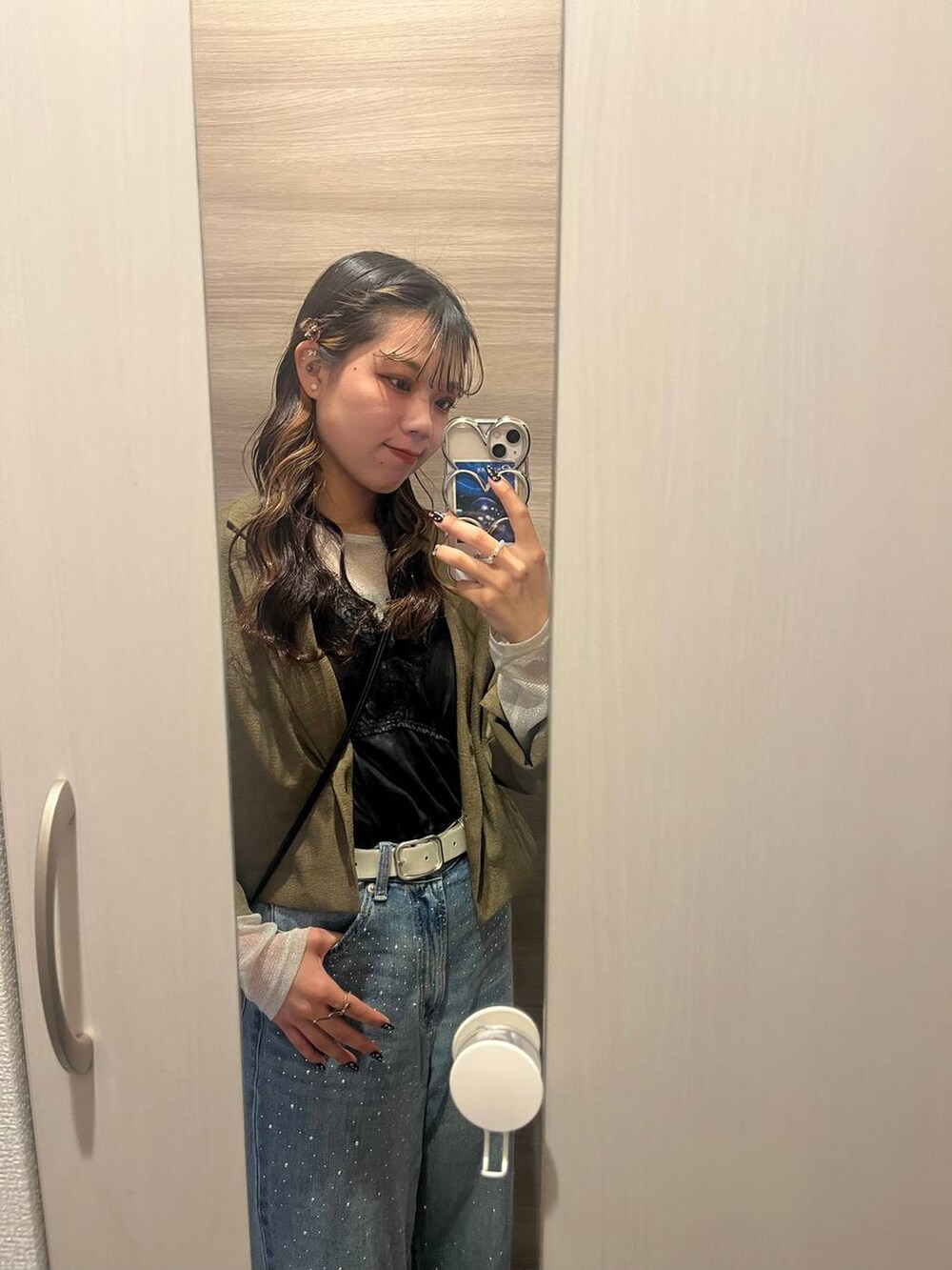 ブルー系のデニムパンツ、ホワイト系のTシャツ/カットソー、ブラウン系のテーラードジャケットを着用したレディースの春コーディネートの2枚目の写真