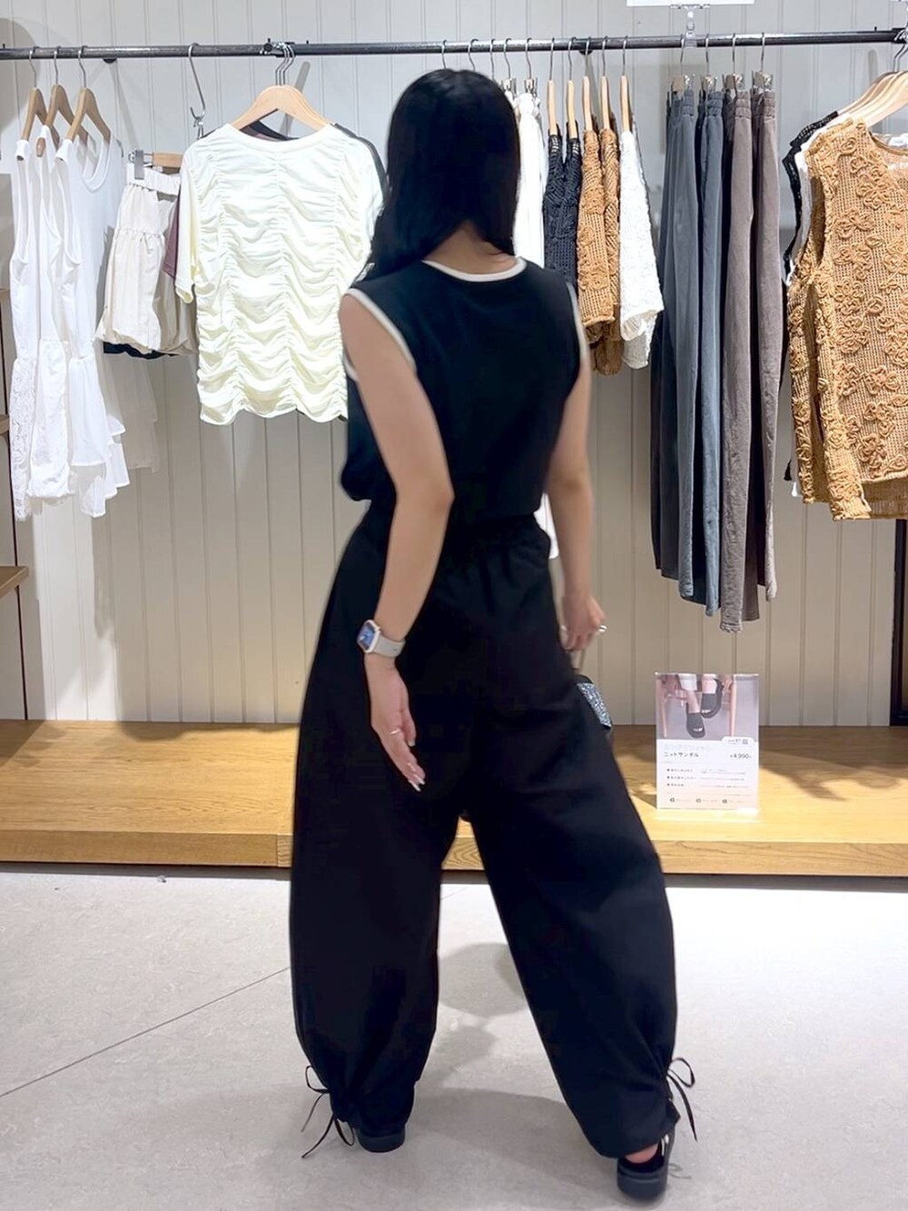 ホワイト系のサンダル、その他のショルダーバッグ、ブラック系のその他パンツを着用したレディースの夏コーディネートの3枚目の写真