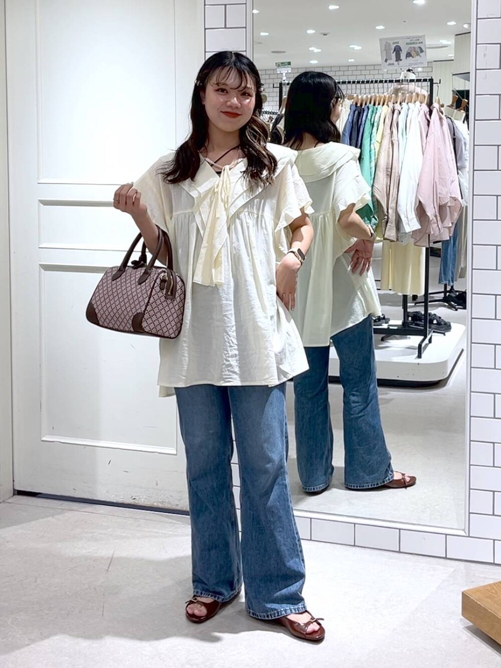 ブラック系のキャミソール、ホワイト系のシャツ/ブラウス、ブラウン系のサンダルを着用したレディースの夏コーディネートの8枚目の写真