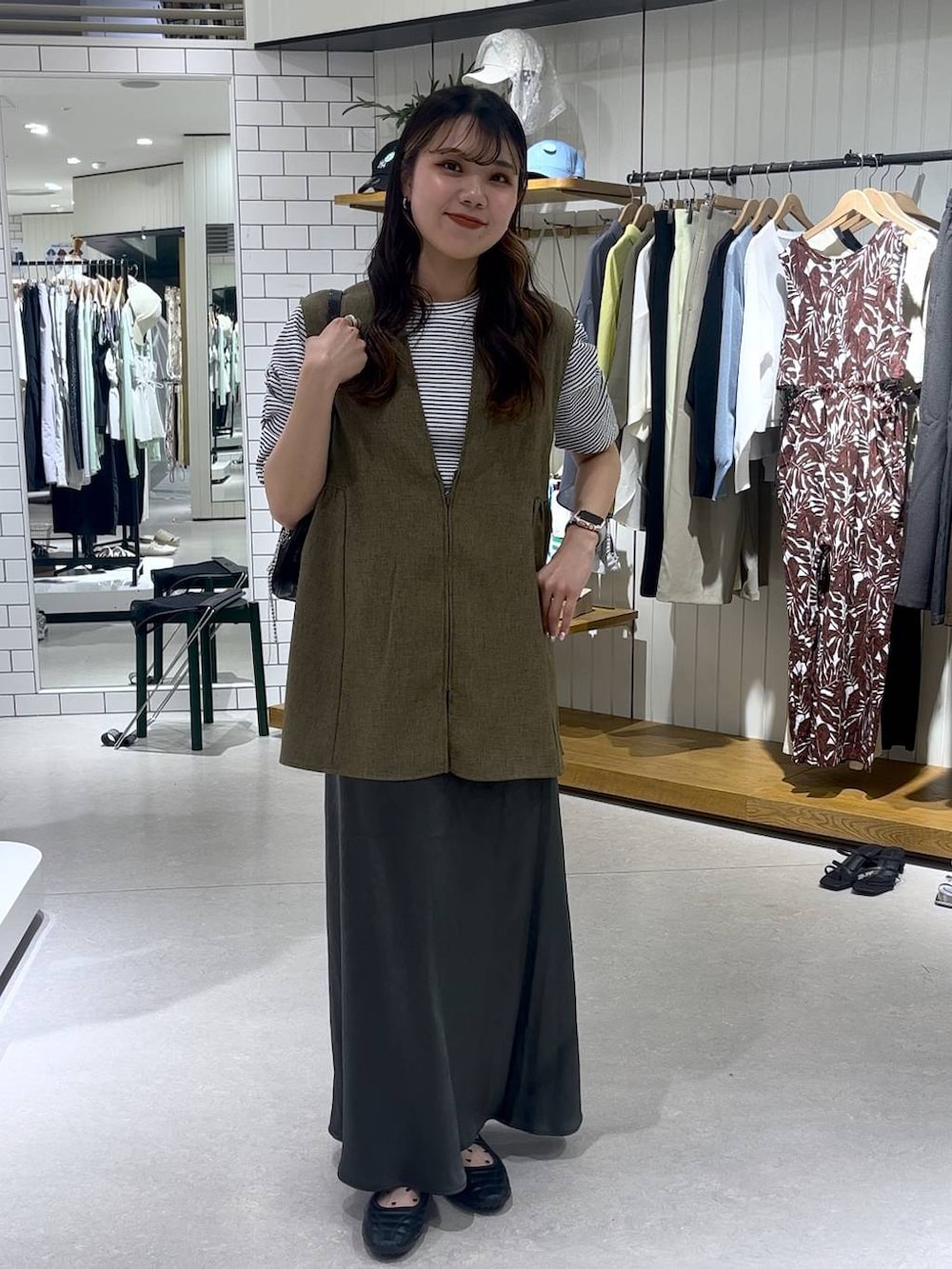 その他のTシャツ/カットソー、ブラウン系のベスト、ブラック系のトートバッグを着用したレディースの春コーディネートの5枚目の写真