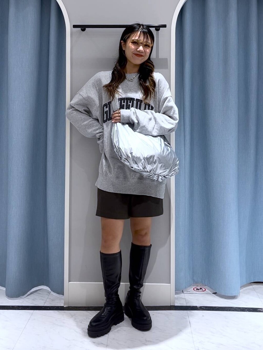 ブラック系のブーツ、グレー系のその他パンツ、グレー系のスウェットを着用したレディースの秋コーディネートの5枚目の写真