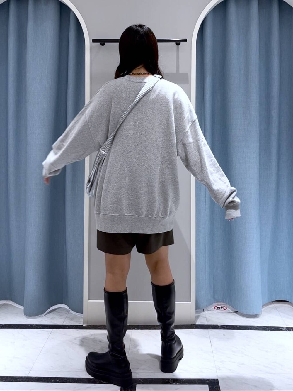 ブラック系のブーツ、グレー系のその他パンツ、グレー系のスウェットを着用したレディースの秋コーディネートの3枚目の写真